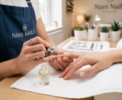 Cuidado integral de uñas: Salud y Belleza | Nani Nails 8 Manicurist applying cuticle 202604281410